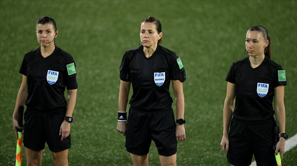 Lần đầu tiên tổ trọng tài toàn nữ bắt chính ở trận đấu vòng loại World Cup, cũng là trận đấu đầu tiên của đội tuyển Anh được điều khiển bởi trọng tài nữ. Ảnh: UEFA