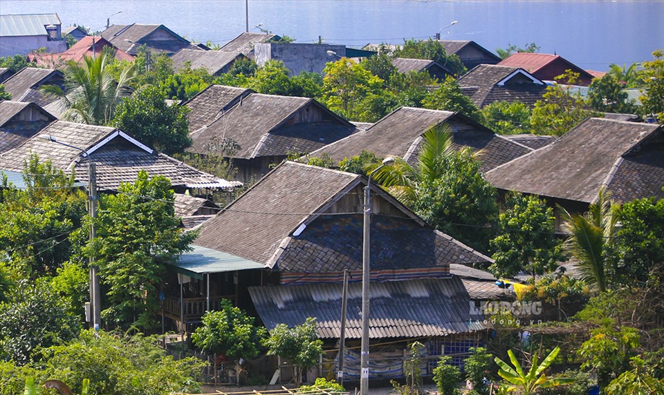 Độc đáo những khu phố nhà sàn lợp đá ở Điện Biên