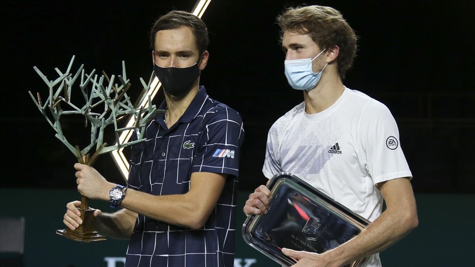 Daniil Medvedev (trái) - nhà vô địch năm 2020, sẽ là một trong những thách thức dành cho Djokovic. Ảnh: ATP Tour