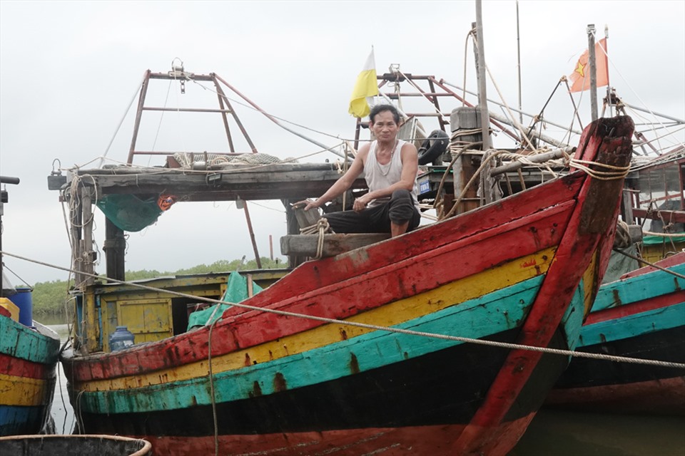 Lão ngư Trần Quang Vinh phiền lòng khi đời sống ngư dân đang rất khó khăn nên tìm lao động đi biển rất khó. Ảnh: Trần Tuấn.