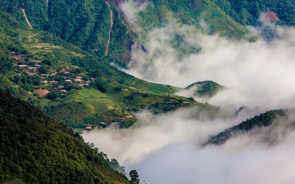 Mây luồn vào bản người H’Mông nhìn từ lung chừng đèo Khau Phạ.