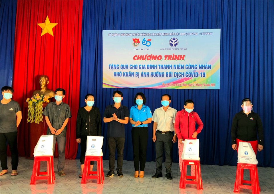 Lãnh đạo Tỉnh đoàn Tây Ninh cùng Ban Giám đốc Công ty TNHH Pou Hung VN trao tặng quà cho thanh niên công nhân tổ chức tại xã Chà Là.