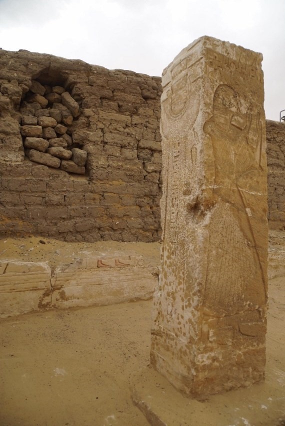 Cột chạm khắc trong mộ cổ ở nghĩa địa Saqqara. Ảnh: Bộ Du lịch và Cổ vật Ai Cập