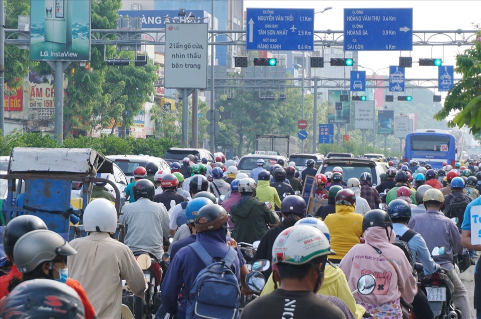 Kẹt xe đường Cộng Hòa - một trong những tuyến đường quan trọng ra vào sân bay Tân Sơn Nhất. Ảnh: Minh Quân