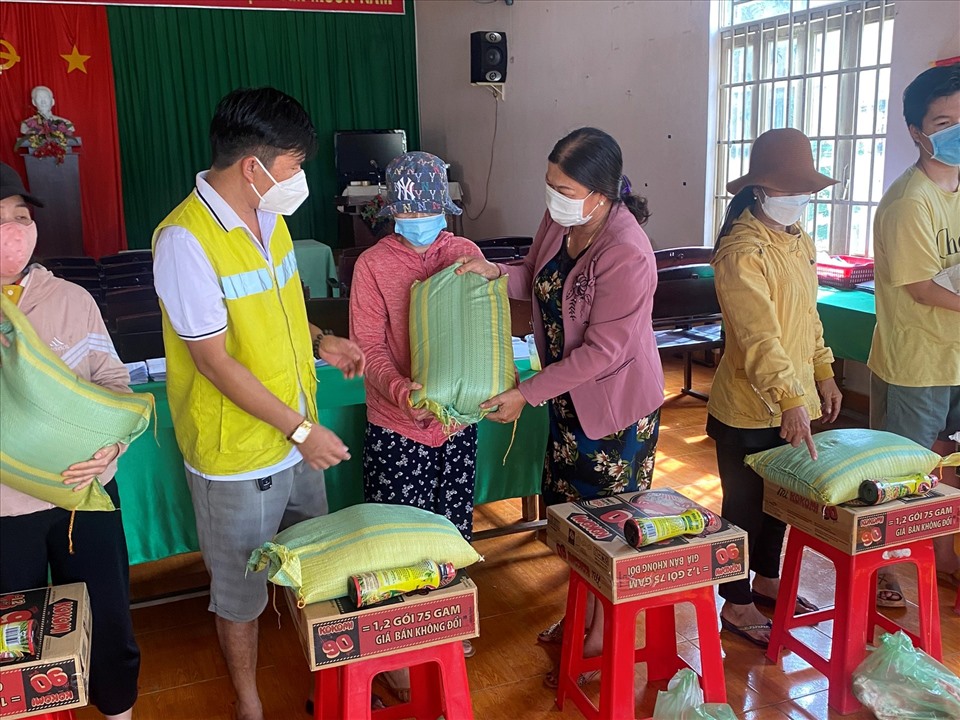 Anh Minh hỗ trợ phát lương thực cho bà con tỉnh An Giang bị ảnh hưởng bởi dịch bệnh COVID-19 - Ảnh NVCC