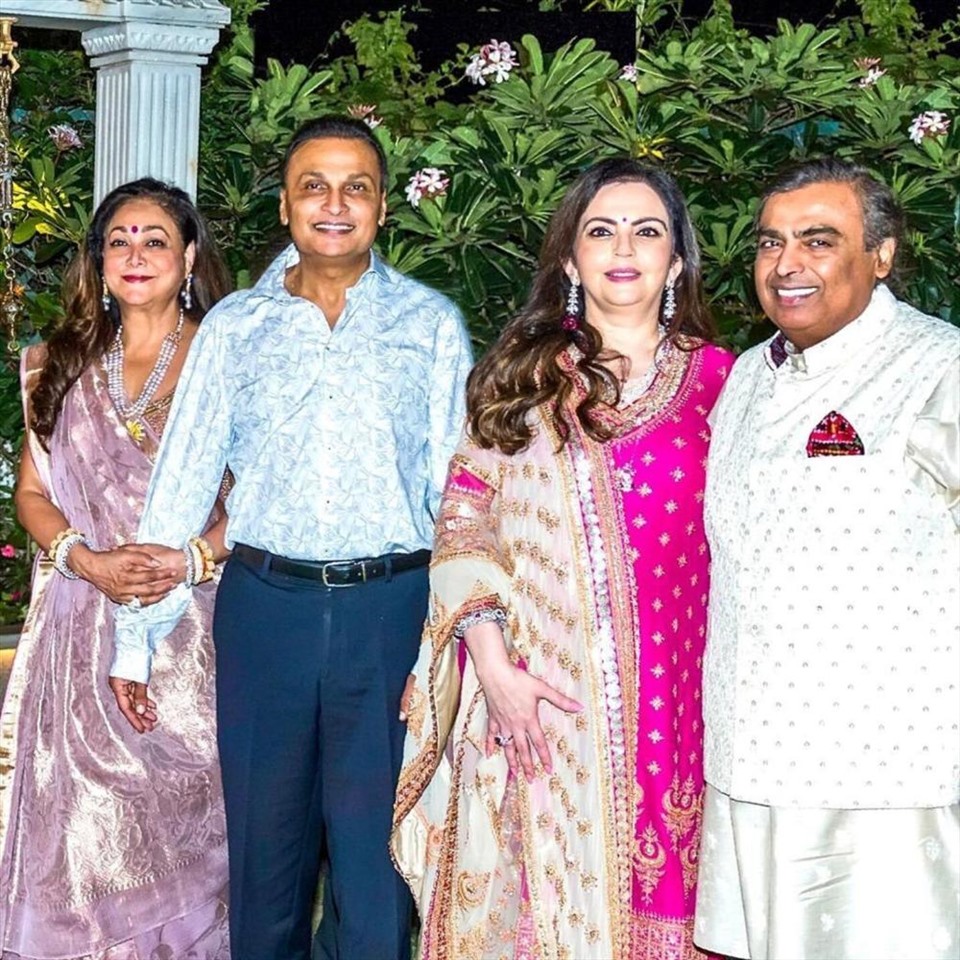 Bà Nita Ambani (thứ 2 từ phải sang) cùng chồng Mukesh Ambani (ngoài cùng bên phải) chụp cùng vợ chồng người em trai chồng Anil Ambani. Ảnh: Instagram/TinaAmbaniofficial