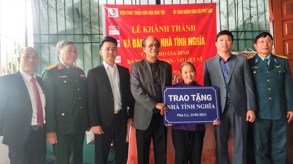 Ông Trần Văn Nam- P.Viện trưởng thường trực cùng P.Chủ tịch UBND TP.Phủ Lý- Ông Phạm Văn Quân trong buổi trao nhà tình nghĩa cho bà Trần Thị Toan.
