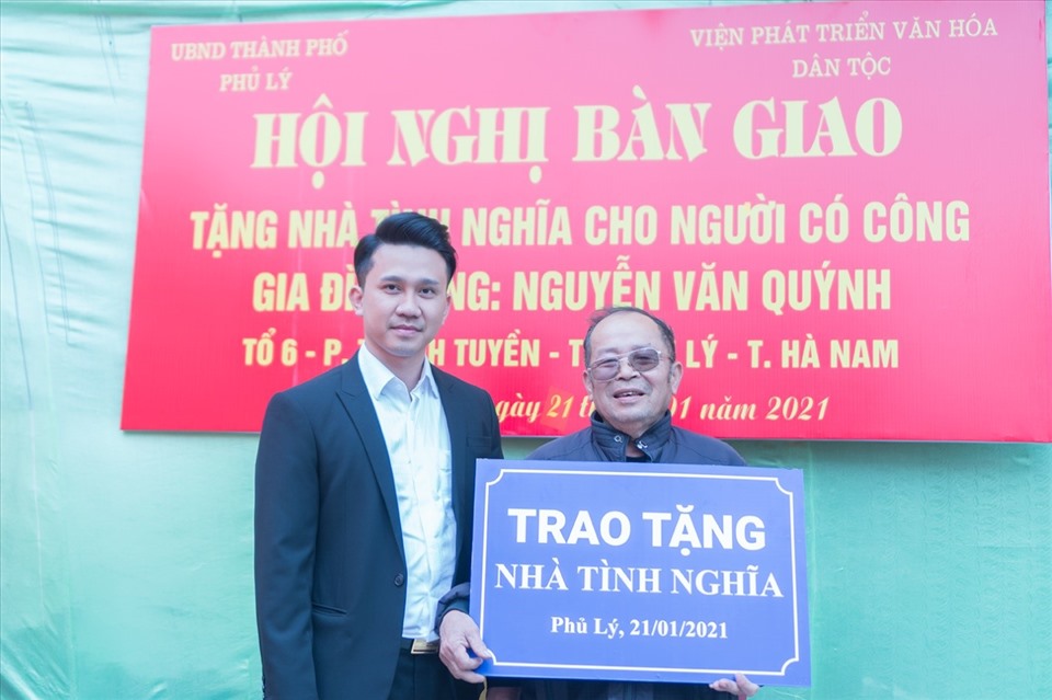 P.Viện trưởng Lạc Văn Tú và thương binh Nguyễn Văn Quýnh tại buổi lễ trao nhà tình nghĩa.
