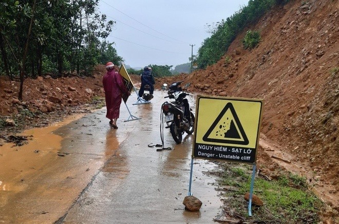 Mưa lớn gây sạt lở trên tuyến DH3 về xã Trà Nú, huyện Bắc Trà My đoạn gần cầu Suối Roai. Ảnh: A.B.