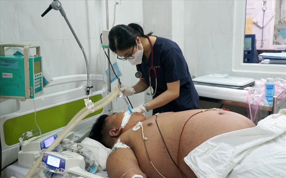 Bệnh nhân 12 tuổi, nặng 100kg đã được các bác sĩ hội chuẩn, chữa trị qua cơn nguy kịch. Ảnh: Quang Nhật