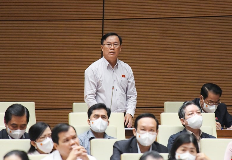 Đại biểu Nguyễn Quốc Hận – Đoàn ĐBQH tỉnh Cà Mau thảo luận tại phiên họp.