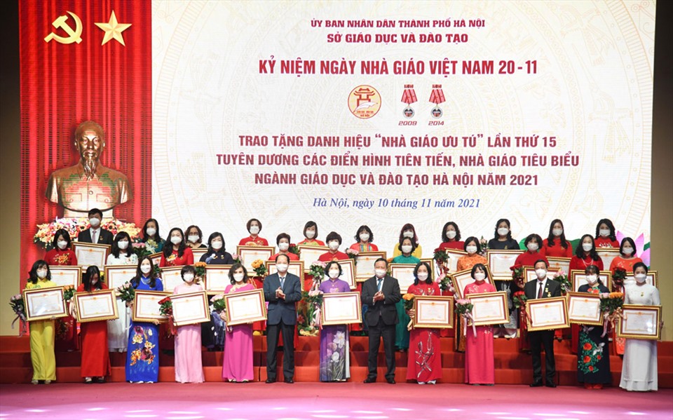 Chủ tịch UBND thành phố Chu Ngọc Anh và Thứ trưởng Bộ Giáo dục và Đào tạo Nguyễn Hữu Độ trao Bằng khen của Chính phủ cho các tập thể, cá nhân.