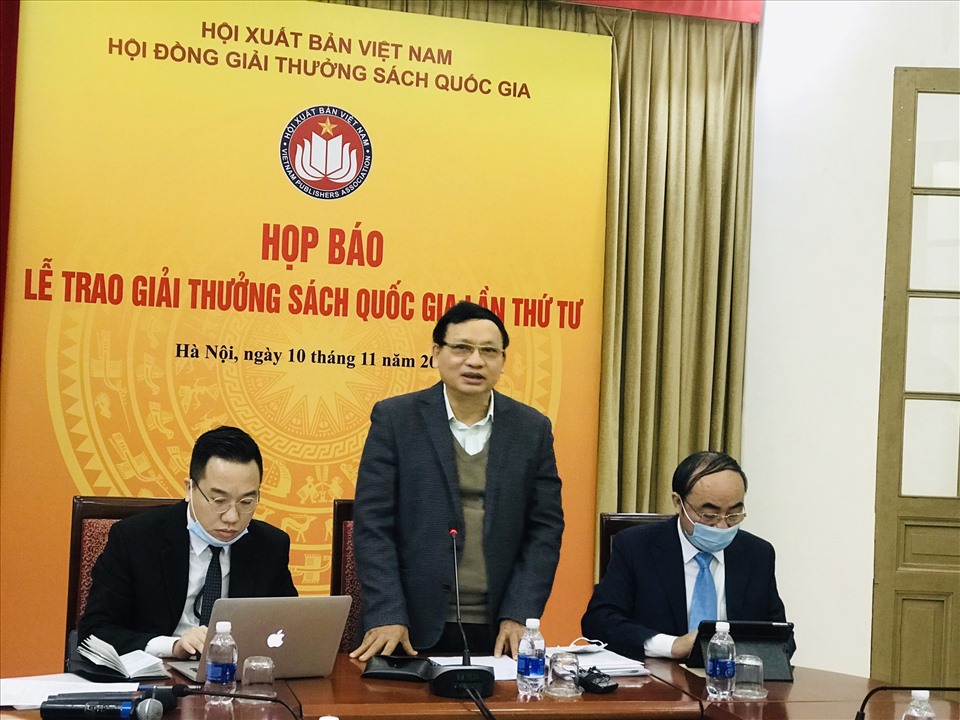 Ông Hoàng Phong Hà phát biểu tại họp báo Trao giải Sách Quốc gia lần thứ 4 vào sáng 10.10. Ảnh: Hải Minh