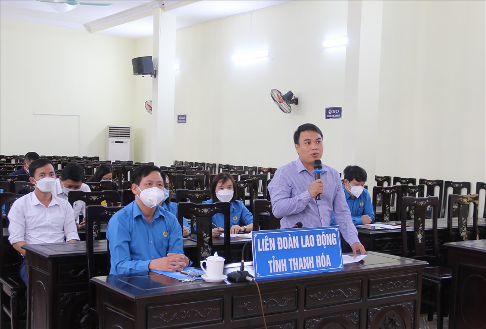 Ông Nguyễn Hữu Quang - Chủ tịch Công đoàn  phát biểu tham luận tại buổi tọa đàm, về công tác phòng, chống tịch tại doanh nghiệp. Ảnh: Q.D