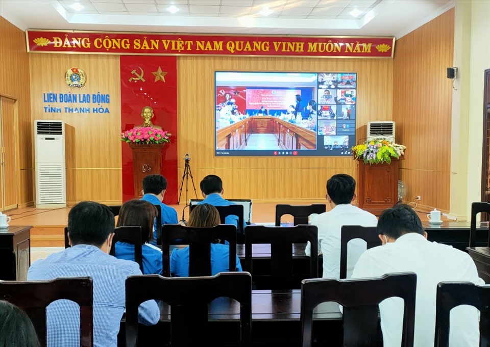 Đại diện lãnh đạo LĐLĐ tỉnh Thanh Hóa và công đoàn cơ sở dự buổi tọa đàm trực tuyến. Ảnh: Q.D