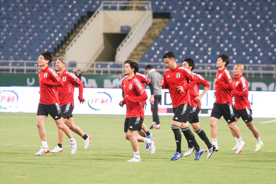 Để chuẩn bị cho trận đấu này, đội tuyển Nhật Bản đã có buổi làm quen sân Mỹ Đình vào tối ngày 10.11