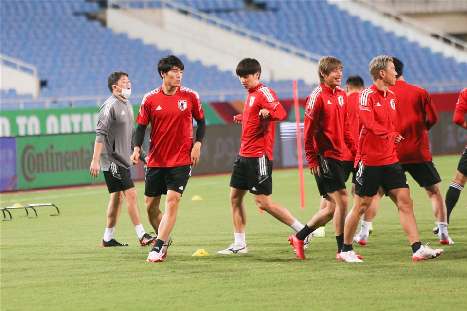 Đây là buổi tập đầu tiên đội tuyển Nhật Bản có đầy đủ 27 cầu thủ khi những chân sút hàng đầu đang thi đấu tại Châu Âu đã có mặt tại Việt Nam vào đêm 9.11