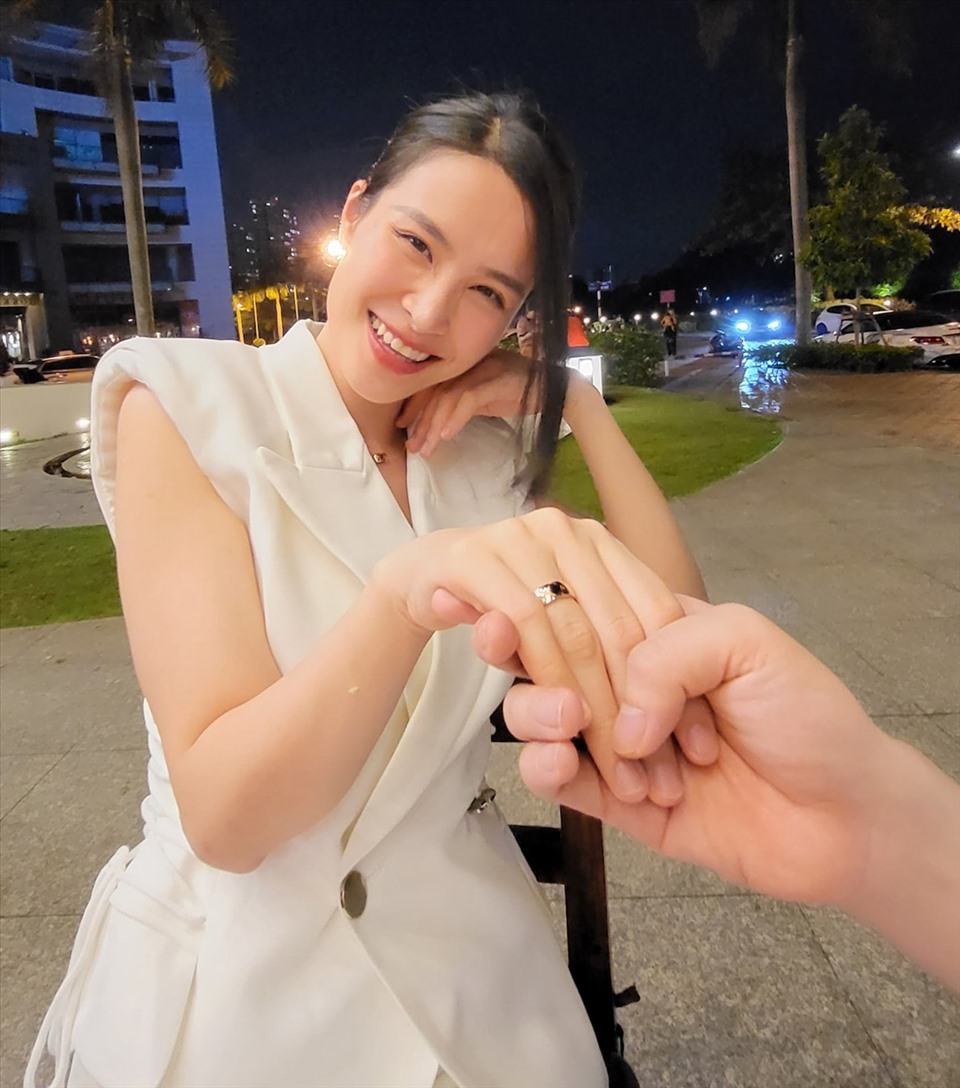 Ông Cao Thắng chia sẻ hình ảnh hạnh phúc bên vợ - nữ ca sĩ Đông Nhi nhân dịp kỷ niệm 2 năm ngày cưới. Ảnh: NVCC