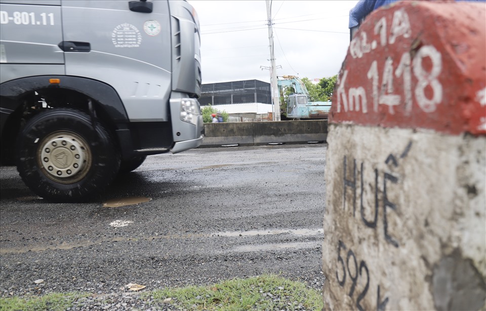 QL1A qua địa phận tỉnh Khánh Hòa từ lâu trở thành ác mộng của các tài xế đường dài bởi tình trạng xuống cấp nghiêm trọng.  Ảnh CC