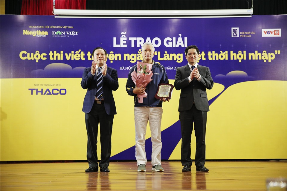 Ban tổ chức trao giải Nhất cho nhà văn - nhà báo Trần Chiến với tác phẩm “Con chú con bác“. Ảnh: BTC