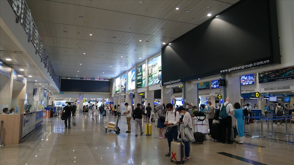 Sân bay Tân Sơn Nhất rộn ràng sau 1 tháng mở cửa, check-in nhanh chóng