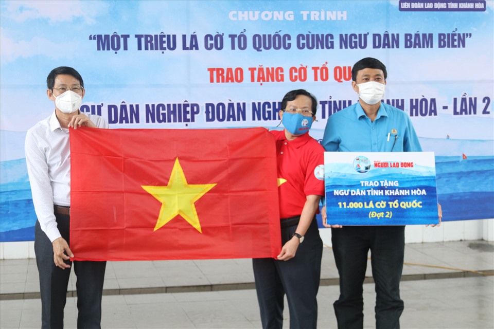 Tiếp nhận 11.000 lá cờ tổ quốc trao cho ngư dân Khánh Hoà. Ảnh: Phương Linh