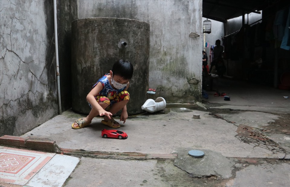 Còn đây là không gian một nhà trọ ẩm thấp ở P.Phú Chánh. TX. Tân Uyên. Em nguyễn Thành Phi (8 tuổi) ở nhà trọ chơi một mình.