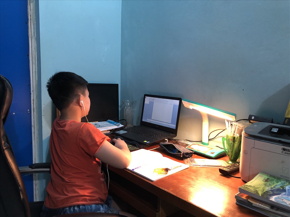 Hai con của anh Huấn đang học online. Ảnh: Bảo Hân