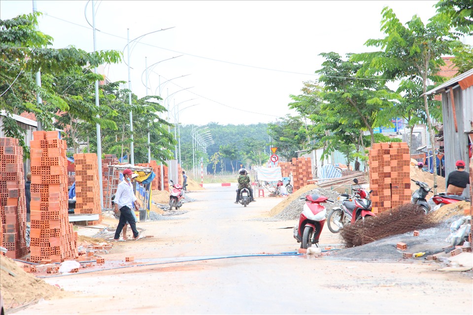 Trong khi đó, tại khu tái định cư Lộc An – Bình Sơn đã có hơn 100 hộ dân xây dựng nhà cửa, hoạt động tại đây rất sôi động.