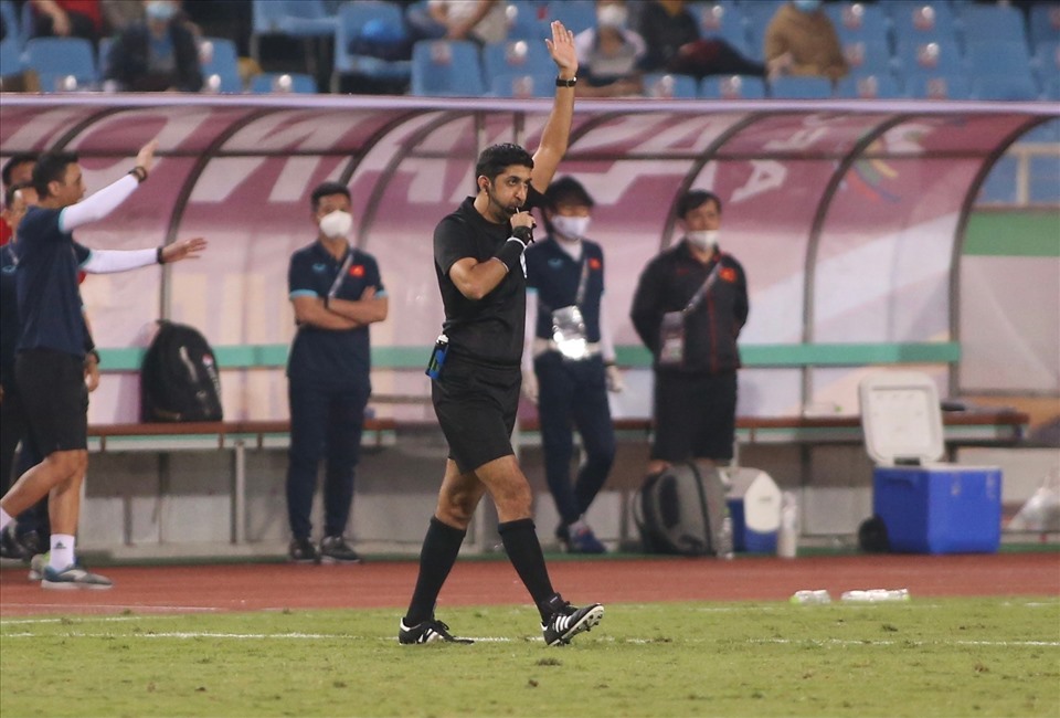 Trọng tài chính Mohammed Abdullah Hassan từ chối bàn thắng của Nhật Bản sau khi tham khảo VAR. Ảnh: Minh Anh