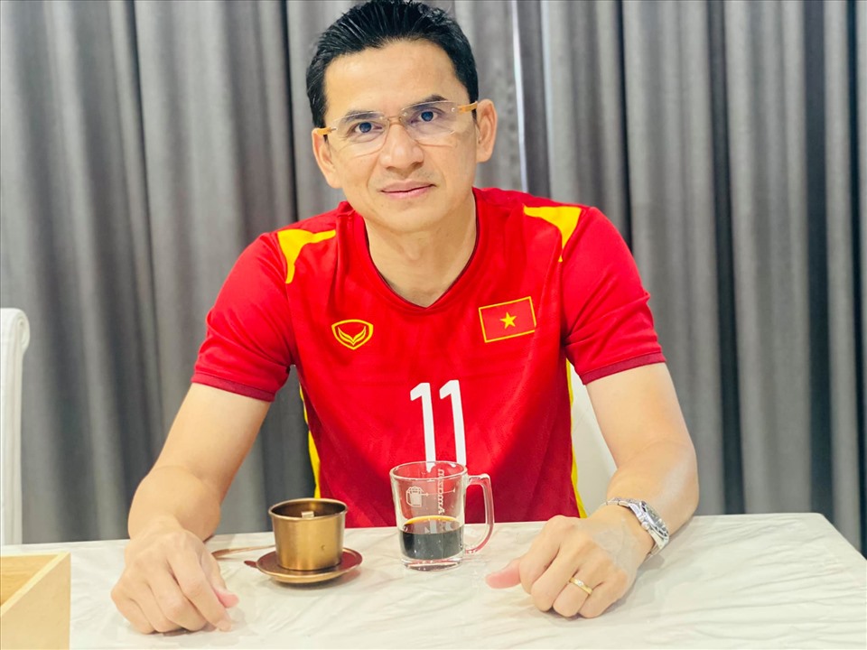 Huấn luyện viên Kiatisak cổ vũ tuyển Việt Nam. Ảnh: FBNV