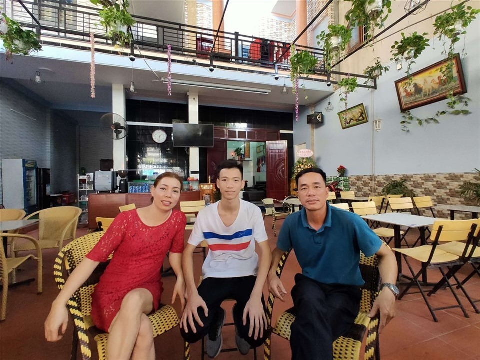 Gia đình tiền đạo Tiến Linh tiếp lửa từ xa cho đội tuyển Việt Nam. Ảnh: Nguyễn Đăng