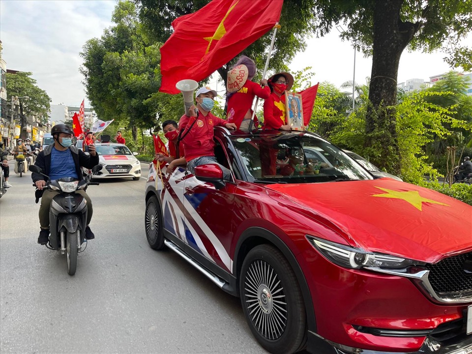 Cổ động viên diễu hành trên các tuyến phố Hà Nội. Ảnh: Minh Anh