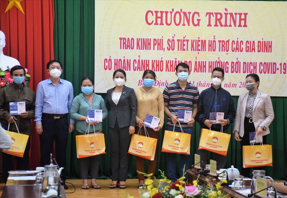 Ủy ban MTTQ Việt Nam tỉnh Bình Định đã trao tặng 14 sổ tiết kiệm cho 14 gia đình khó khăn do dịch COVID-19. Ảnh:D.P