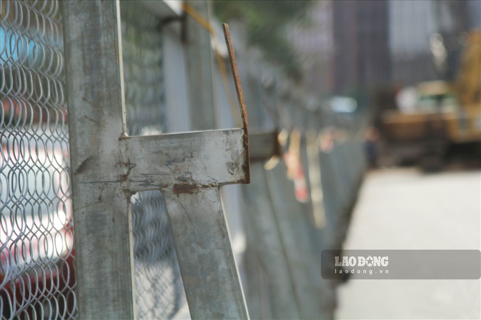 Ghi nhận của Lao Động ngày 11.11, khoảng 250 m ở phố Phạm Ngọc Thạch được rào chắn, bề rộng rào chắn là 10 m.