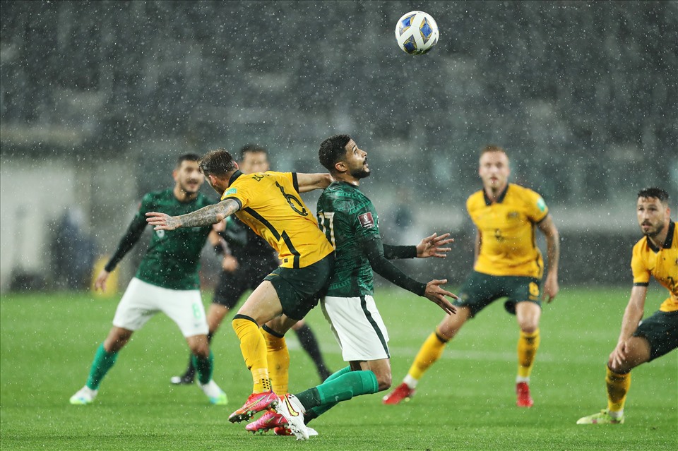 Trời mưa to đã ảnh hưởng không nhỏ đến trận đấu, khiến tuyển Australia thi đấu bế tắc trước Saudi Arabia. Ảnh: Socceroos.