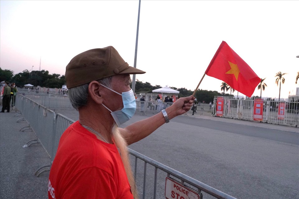 Cụ Nguyễn Quang Dũng (73 tuổi) đi từ Nhật Tân sang Mỹ Đình để xem đội tuyển Việt Nam thi đấu. Cổ động viên đặc biệt này hy vọng Quang Hải sẽ ghi bàn giúp đội nhà có kết quả thuận lợi trong trận đấu này