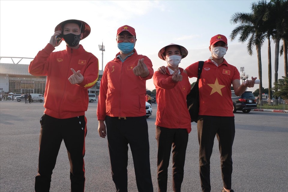 Còn hơn 1 giờ đồng hồ nữa, trận đấu giữa tuyển Việt Nam và Nhật Bản mới diễn ra những rất đông người hâm mộ đã có mặt ở sân Mỹ Đình để cổ vũ thầy trò huấn luyện viên Park Hang-seo