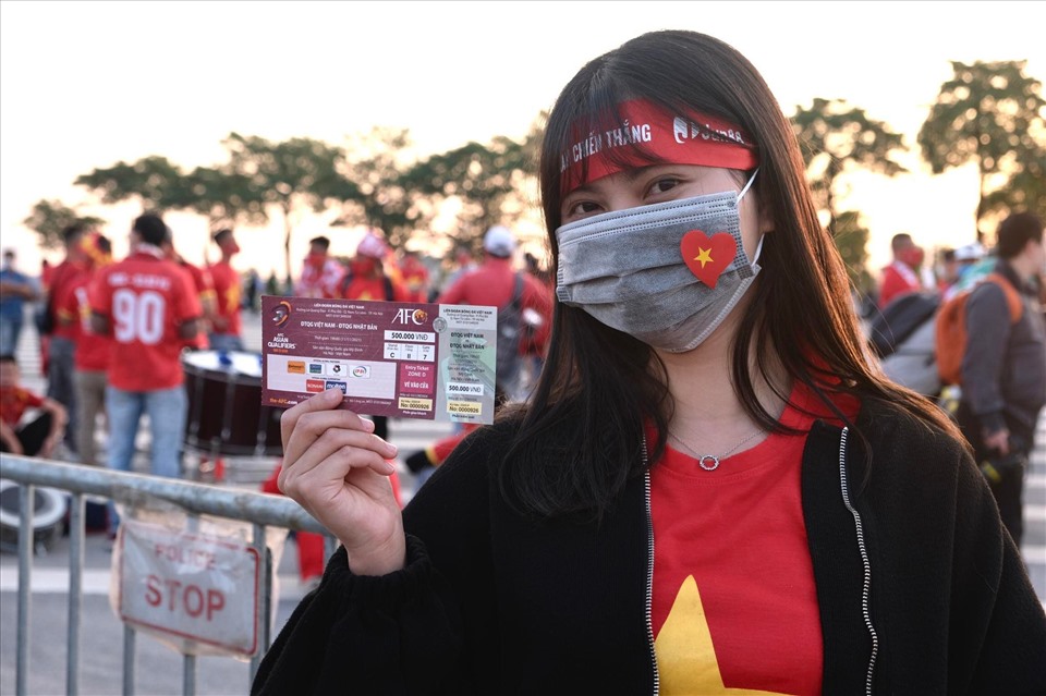 Một cổ động viên nữ khoe tấm vé của mình, cô đến sân từ rất lớn để tận hưởng ngày hội bóng đá Việt Nam.