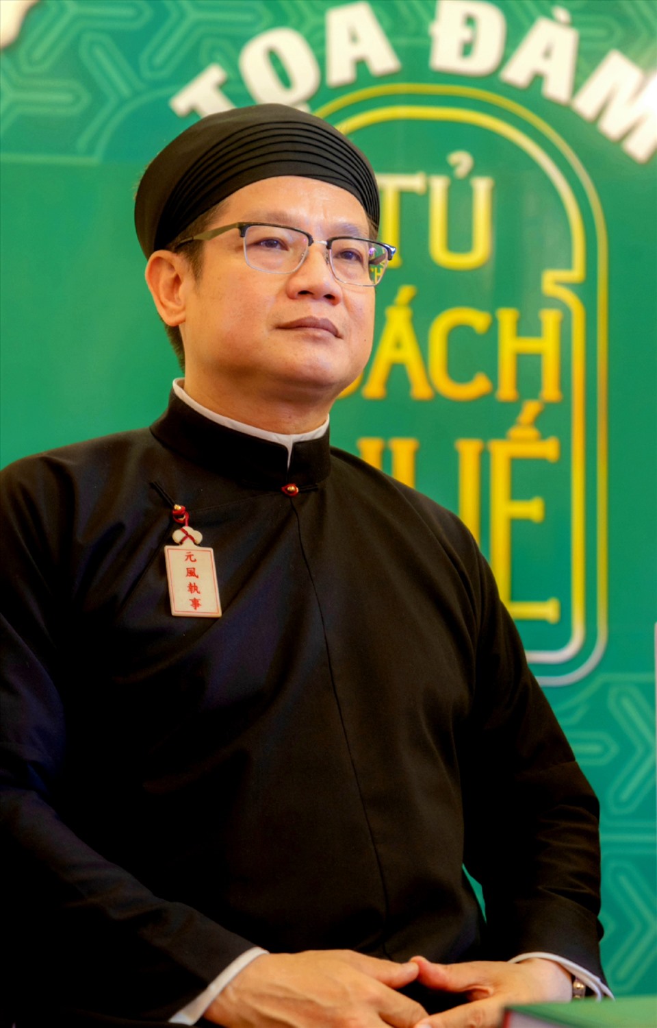 Tác giả Phan Thanh Hải trong trang phục áo dài truyền thống.
