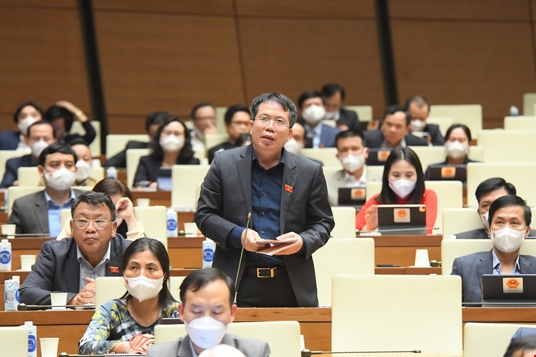 Đại biểu Nguyễn Văn Hiển - Đoàn ĐBQH tỉnh Lâm Đồng đặt câu hỏi chất vấn. Ảnh: Quốc hội
