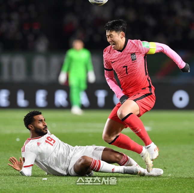 Son Heung-min và tuyển Hàn Quốc tạo ra rất nhiều cơ hội ghi bàn trước UAE trong hiệp 1. Ảnh: Yonhap.