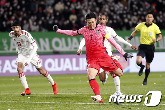 Son Heung-min có rất nhiều cơ hội ghi bàn ở trận đấu với UAE. Ảnh: News1.