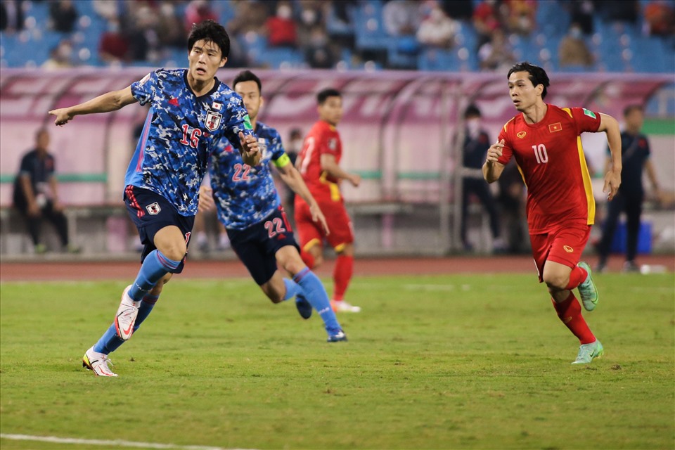 Việc có Takehiro Tomiyasu  ở hàng phòng ngự đã giúp các cầu thủ phía trên của đội tuyển Nhật Bản thoải mái thi đấu và dồn ép đội tuyển Việt Nam.