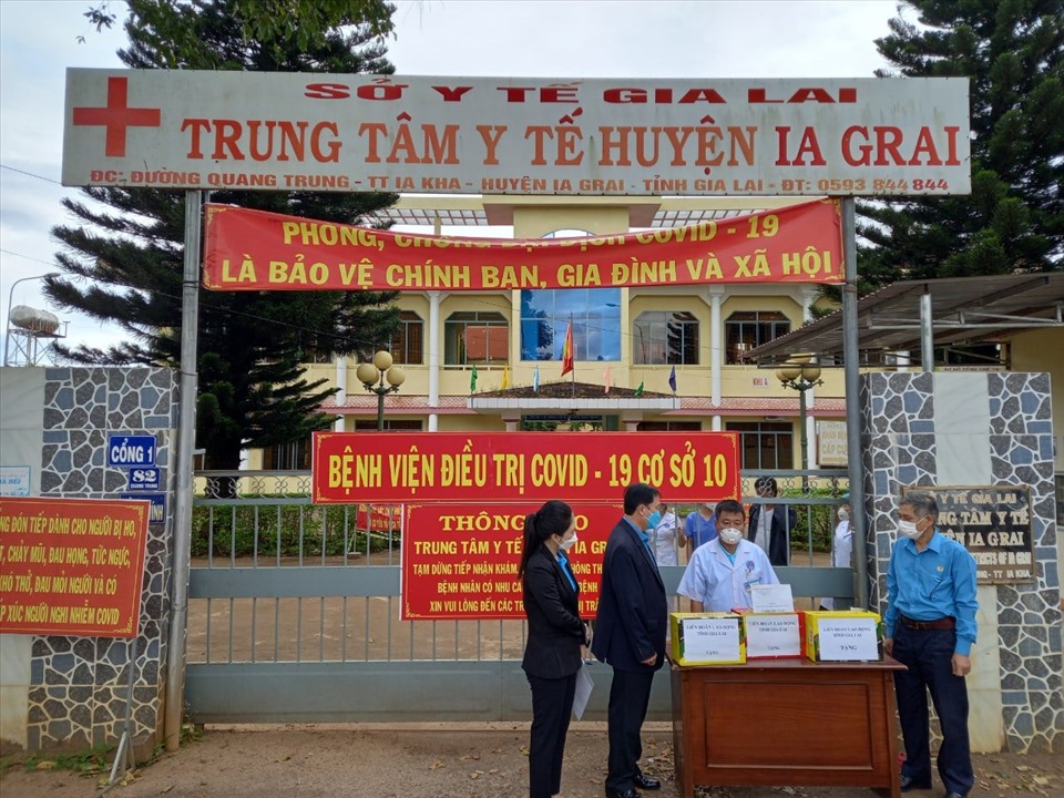 LĐLĐ tỉnh Gia Lai thăm nhân viên y tế ở huyện Ia Grai. Ảnh T.T