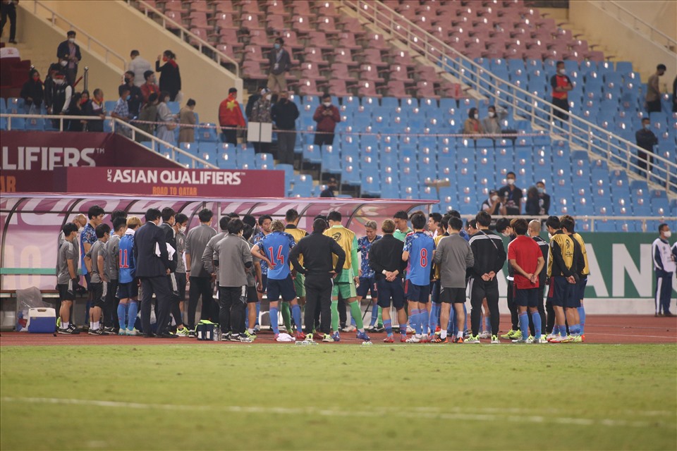 Sau 90 phút thi đấu và có được chiến thắng trước đội tuyển Việt Nam trên sân Mỹ Đình, đội tuyển Nhật Bản đã có những hoạt động khá thú vị cũng như thể hiện tính chuyên nghiệp của mình. Một cuộc họp ngắn gọn giữa ban huấn luyện và các cầu thủ đã được diễn ra ngay tại sân.