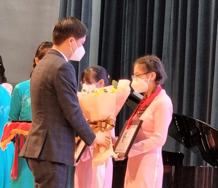Phó Chủ tịch Tổng LĐLĐ Việt Nam Ngọ Duy Hiều tặng giấy khen và hoa cho các sinh viên có thành tích tốt trong học tập. Ảnh: Nam Dương