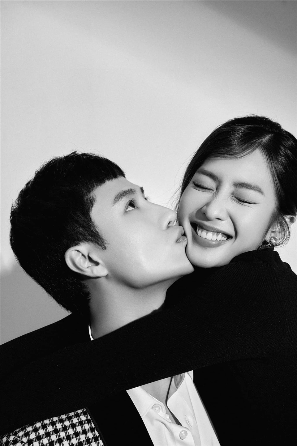 Thanh Sơn từng một lần đổ vỡ hôn nhân và hiện cả anh và Khả Ngân đều đang độc thân khiến fan càng hy vọng hai người đến với nhau.