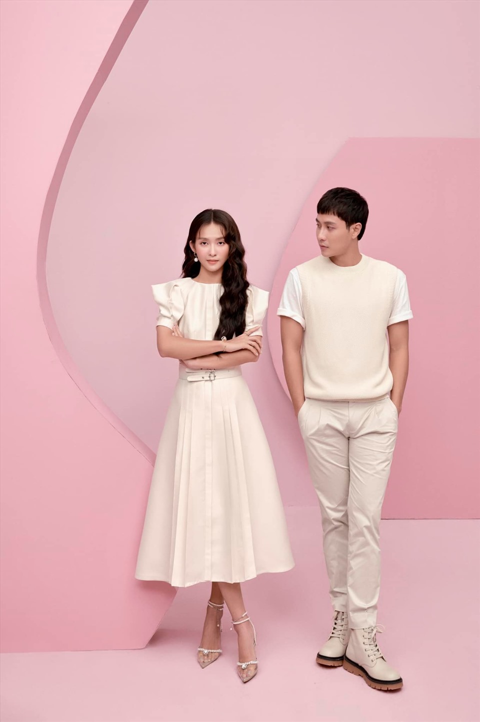 Bởi dù chăm tương tác và “thả thính” nhau trên trang cá nhân nhưng hai diễn viên chưa từng lên tiếng xác nhận chuyện họ có đang yêu nhau hay không.