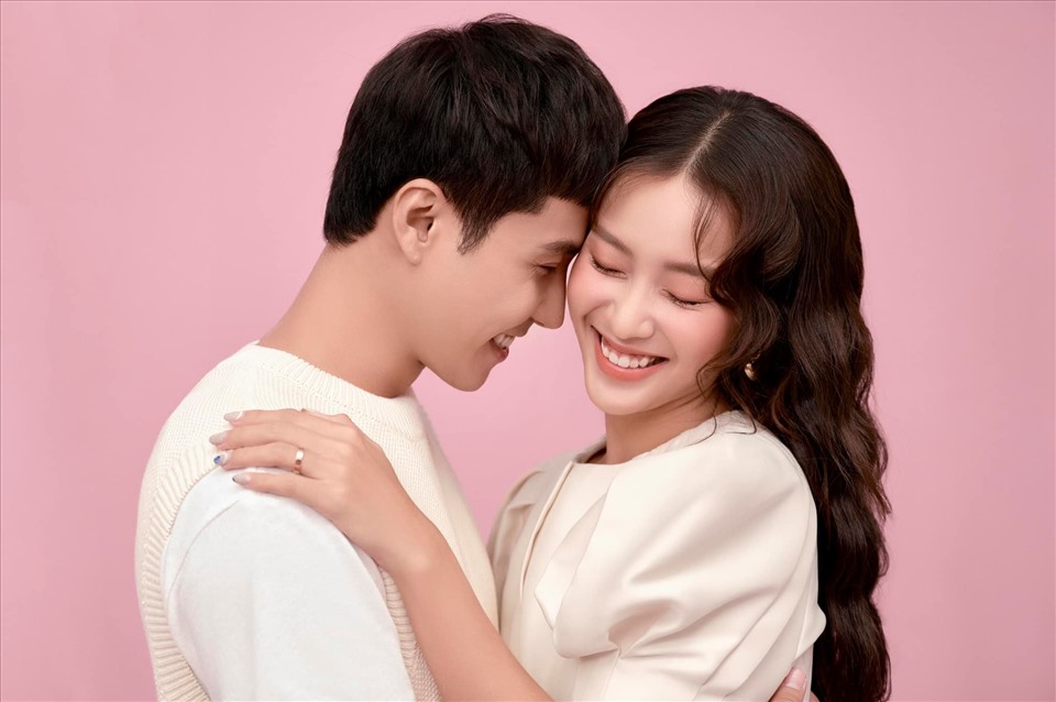Dù lần đầu kết hợp trên màn ảnh giữa hai diễn viên đến từ hai miền nhưng Thanh Sơn và bạn diễn kém 7 tuổi đã tạo nên cặp đôi đẹp trên màn ảnh không kém cặp đôi Hồng Đăng - Hồng Diễm.